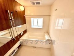 窓付き・浴室乾燥機で換気・雨の日の洗濯もばっちり＾＾明るく清潔にたもてるバスルームです＾＾