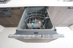 食後の時間にゆとりを与えてくれる食器洗い乾燥機。操作ボタンも上面にあるので、腰をかがめずに操作が楽々。