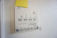 雨の日の洗濯も安心できる浴室暖房乾燥機付き浴室。リモコンで操作もボタン1つで簡単。