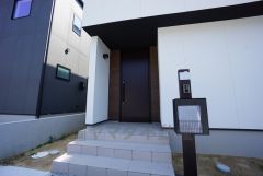 玄関には屋根があるので雨の日も安心してカバンの中から鍵が探せますね＾＾