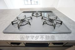3種類の料理が同時に調理できる、3口ガスコンロ。忙しい夕食の支度時間が短縮できて効率よくお料理が楽しめます。