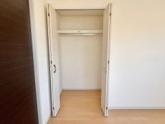 クローゼット付きなので、すっきりと整理整頓でき気持ちよく過ごせますね＾＾