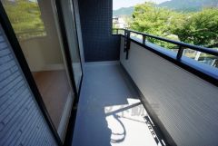 テーブルとイスを置いてカフェタイムや日光浴、星を眺めたりも良いですね^^