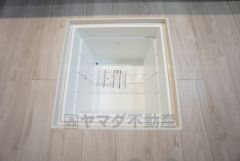 キッチンには床下収納を設けています。生活スペースを減らさず、キッチン用品や非常食など様々なものを収納できます。