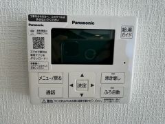 お湯張り、追い炊き、足し湯がボタン一つで楽々操作できる非常に便利な給湯機リモコンです。追い炊きがついていると寒い冬は水道代の節約にもなるので助かりますね