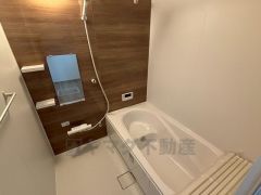 1日の疲れを癒すくつろぎのバスルーム。足を伸ばしてもゆったりと入れるサイズです。お子様と一緒にお風呂に入っても狭くないですね^^