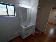 三面鏡つき洗面台。収納も一体型になっているので、化粧品や予備の歯ブラシ等もきれいに整頓できますね＾＾