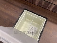 キッチンには床下収納を設けています。生活スペースを減らさず、キッチン用品や非常食など様々なものを収納できます。