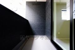 同仕様写真。陽当たりの良いバルコニーです。お洗濯やお布団干しはもちろん、日光浴スペースにも。足元は防水工事施工済です。