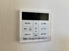 キッチン横からお湯張り、追い炊き、足し湯がボタン一つで楽々操作できる給湯機リモコンです＾＾忙しい夕飯の準備の時間帯に重宝しますね。