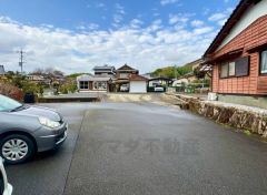 広々とした敷地で駐車もゆったり可能です。