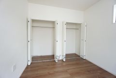 寝室にはハンガーパイプ付きのクローゼットが壁一面に設けられています。たっぷり収納できるので衣替えの心配もいりませんね＾＾ 