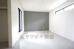 2面採光を確保した明るい室内は、風通しも良く、大変居心地の良い空間となっております。爽やかな風を感じて起きる朝は、快適生活の始まりに。