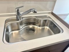 大きなお鍋も楽々洗える幅の広いシンクです＾＾ステンレスシンクなので簡単にお掃除できますよ。洗剤やスポンジもすっきりできる収納付き。