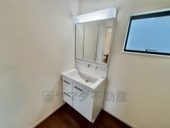 三面鏡つき洗面台。収納も一体型になっているので、ドライヤーやヘアアイロンの置き場に困りませんね。