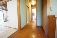 廊下が広く、各居室への出入りも楽々です。