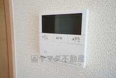 同仕様写真。キッチン横から温度調節など楽々操作できる給湯器リモコンです＾＾忙しい夕飯の準備の時間帯に重宝しますね。
