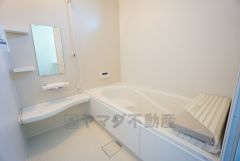 同仕様写真。現況と異なる場合は現況を優先します。 1日の疲れを癒すくつろぎのバスルーム。足を伸ばしてもゆったりと入れるサイズです。お子様と一緒にお風呂に入っても狭くないですね＾＾