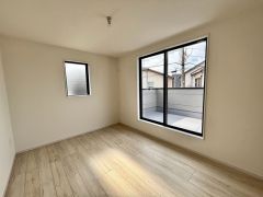 バルコニーにも面しており、主寝室やお子様のお部屋など幅広く活用できます＾＾
