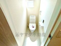ウォシュレット付きトイレです。1階2階の2ヶ所にトイレがあるので、忙しい朝にもゆとりができますね＾＾