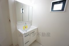 三面鏡にハンドシャワー付きで使いやすい洗面台です＾＾鏡裏と洗面ボウル下に収納付きの洗面台なので、整理整頓ができスッキリと使えます＾＾