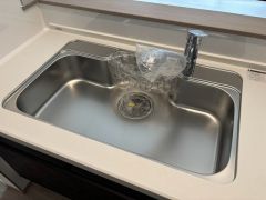 広々としたステンレスシンクには、洗剤やスポンジを収納出来るラック付き。広さも確保しているので、大きなお鍋も洗いやすいです。