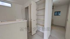 毎日使うところだから清潔に使いたい場所。広々としたスペースでうれしい収納がいっぱいあります。