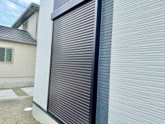 外観を損なわないシンプルなデザインのシャッター。防犯や長期の両行などで家を空けるときにや台風対策に効果的です。