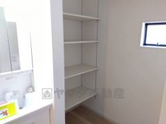 便利な洗面室収納。散らかりがちなバスタオルや清掃用品、化粧品や予備のシャンプー等もきれいに整頓できますね。