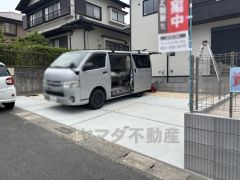 駐車スペースはゆとりある2台分確保。マイカー用に、来客用に、余裕を持ってご利用いただけます。自転車やバイク置場としても重宝します。