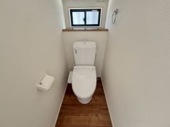 窓付きのトイレは換気もしやすく清潔に使えます＾＾ ウォシュレット、暖房便座、節電・節水機能など、使い勝手のよい高機能トイレです。
