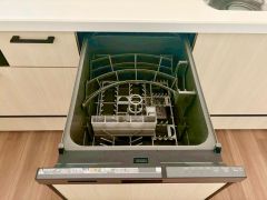 炊事時間を大幅に短縮できる食器洗浄乾燥機付き＾＾食器を洗う手間が減るので家族とのコミュニケーションの時間や自分の時間が増えますね。