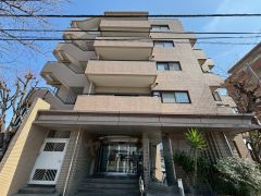 地下鉄次郎丸駅：徒歩約6分 サニー有田店：徒歩約2分 マツモトキヨシ次郎丸店：徒歩約4分 有田小学校：徒歩約8分 の快適な住環境。