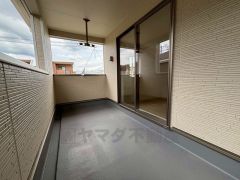 陽当たりの良いバルコニーです。お洗濯やお布団干しはもちろん、日光浴スペースにも。足元は防水工事施工済です。