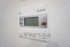キッチン横からボタン一つで楽々操作できる給湯機リモコンです。忙しい夕飯準備の時間帯に重宝しますね。