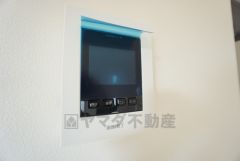防犯性もばっちり、TVモニター付きインターホン完備。大きなモニターで玄関先を確認できます。録画機能が付いているので不在時の訪問者も確認できて安心です＾＾