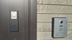 かざすだけで開閉できる、タッチキー採用の玄関。お買い物帰りで、両手がふさがってきても簡単に中に入れます＾＾