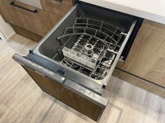 食後の時間にゆとりを与えてくれる食器洗い乾燥機。操作ボタンも上面にあるので、腰をかがめずに操作が楽々。