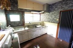 ダイニングキッチンは4.5帖。大きな窓があるので換気もしっかりとできます。