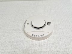 火災による煙や熱を感知して、警報音やブザー等で火災の発生を知らせてくれる火災警報器。