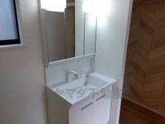 洗面台、洗濯機置き場、バスルームが連なっている、生活導線の考えられた作りになっています。