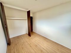 大きめのクローゼットがついた使いやすい洋室です。すっきりと整理整頓できるので気持ちよくすごせます＾＾