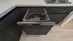 炊事時間を大幅に短縮できる食器洗浄乾燥機付き＾＾食器を洗う手間が減るので家族とのコミュニケーションの時間や自分の時間が増えますね。