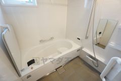 1日の疲れを癒すくつろぎのバスルーム。足を伸ばしてもゆったりと入れるサイズです。お子様と一緒にお風呂に入っても狭くないですね＾＾