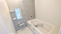 1日の疲れを癒すくつろぎのバスルーム。足を伸ばしてもゆったりと入れるサイズです。お子様と一緒にお風呂に入っても狭くないですね＾＾