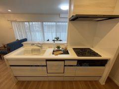 リビングにいるお子様を見守りながらお料理ができる対面キッチン。カウンタートップの汚れもサッと拭き取ることができ、お掃除ラクラク＾＾