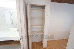 キッチンにはパントリーを設けています。缶詰やレトルト食品、キッチン用品などをたっぷり収納できます。まとめ買いしたものを一か所に集約することで管理もしやすいですね。