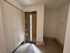 玄関にはシューズボックスとは別に収納付き。