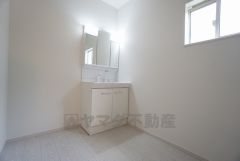 同仕様写真。三面鏡つき洗面台。鏡裏にたっぷりとした収納スペースがあります。鏡を閉めてしまえば小物は見えないため、スッキリとした印象の洗面台にできます。