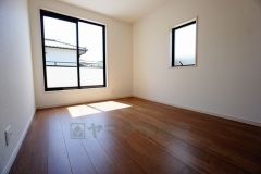 2階4.7の洋室です。南向きの窓から光を取り込み、一日中明るい空間を作ってくれます